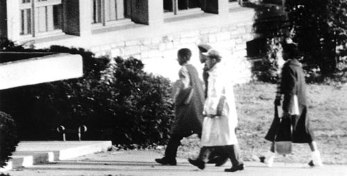 4 black students walk into the Stratford School, 1959