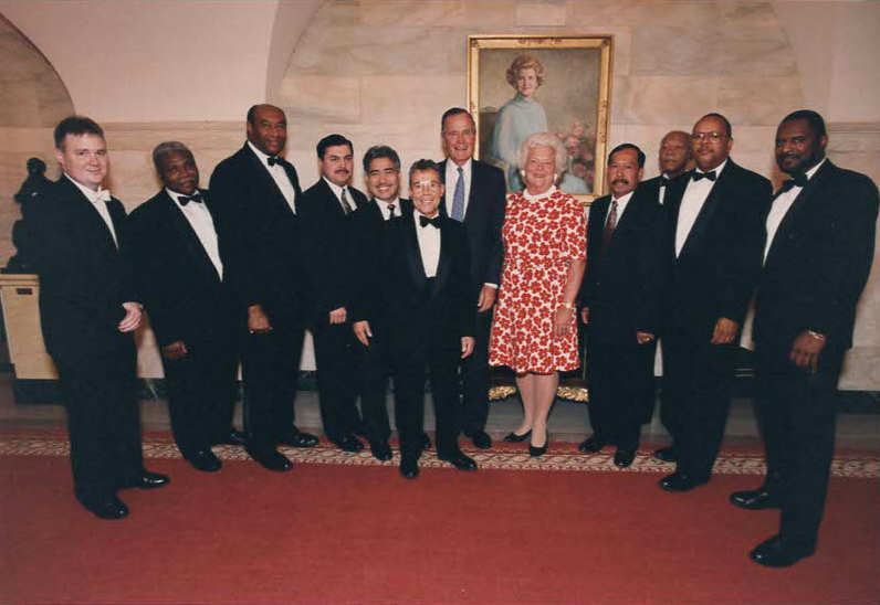 10 Butlers stand with the President and First Lady.