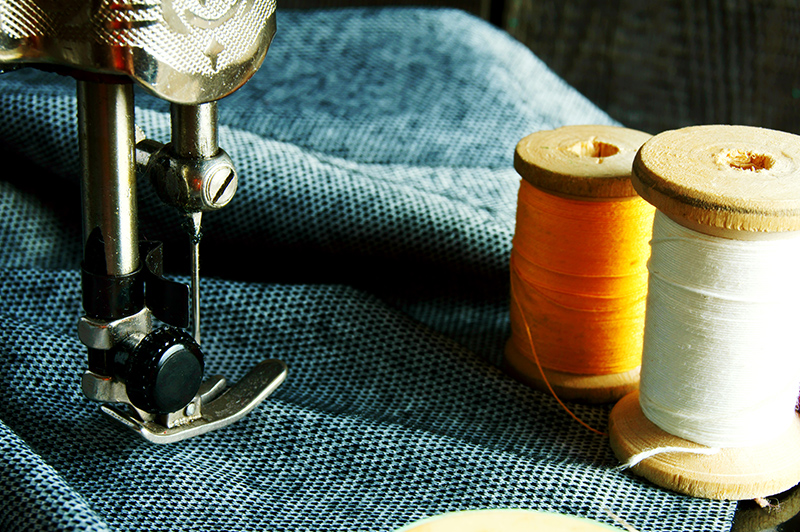 Photo close-up of a sewing machine.