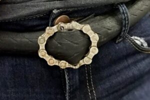 Upcycled belt made from rubber bike material with a bike chain buckle