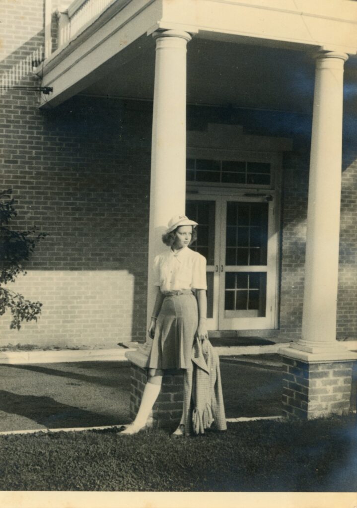 A picture of 18-year-old Paula Strother taken in 1940.