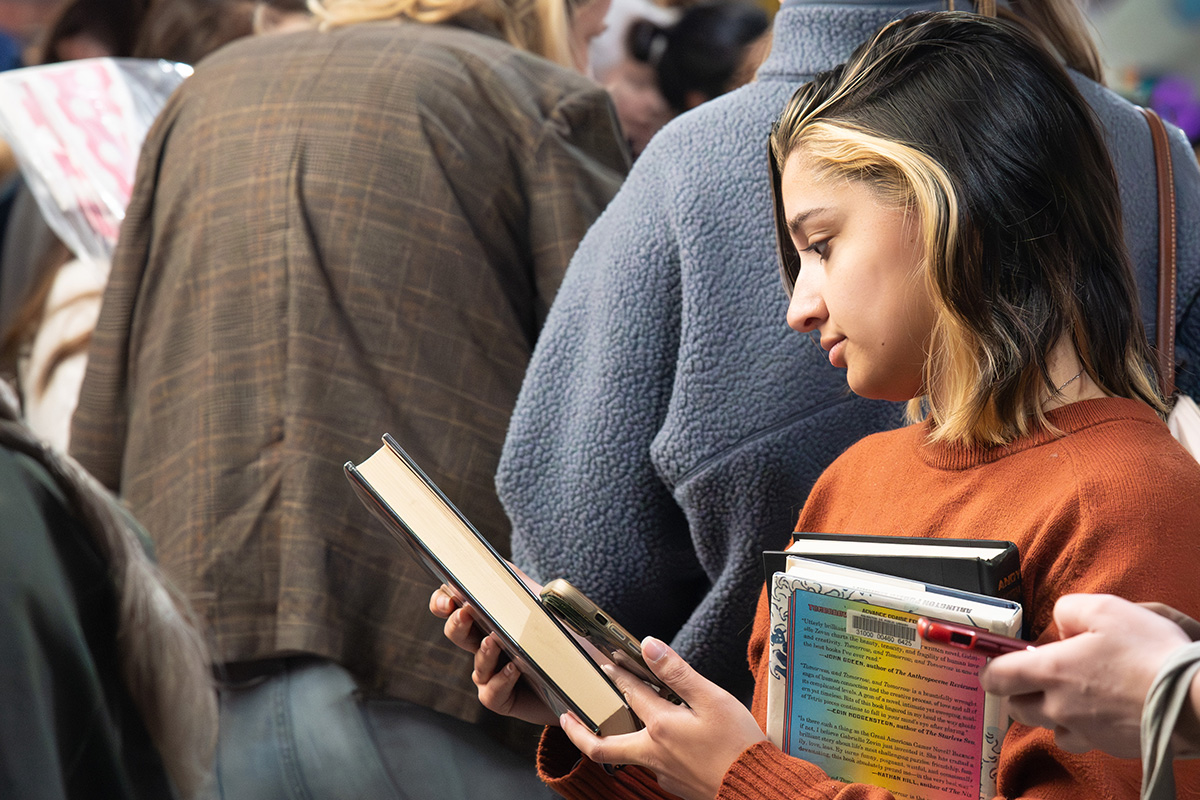 Support library programs and collections and shop for amazing deals at the biannual FOAL book sale at Central Library.